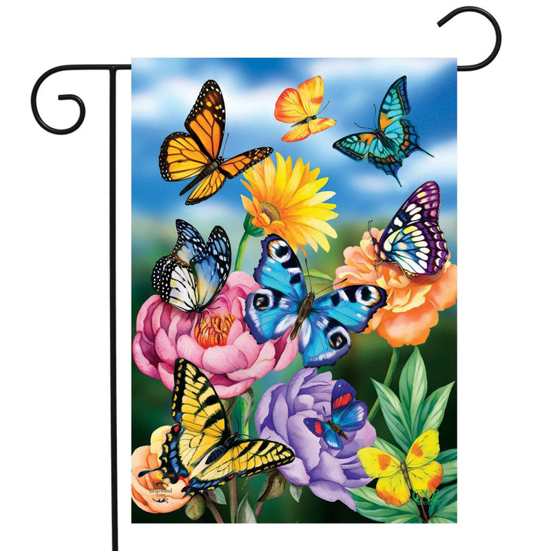 Drapeau de jardin avec papillons dans le jardin