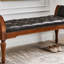 Banc de repose-pieds 54 po en similicuir capitonné à boutons, banc de bout rembourré rétro avec coussin moelleux, structure en bois massif-1856083869