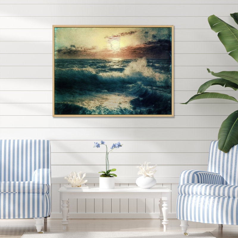 Vagues de l'océan sauvage se brisant au coucher du soleil I, H 30 po x l 40 po x P 1,5 po, Cadre naturel flottant