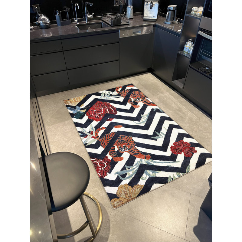 Tapis décoratif noir à motif géométrique tigré à motif zigzag noir, Rectangle 5 pi 1 po x 7 pi 6 po