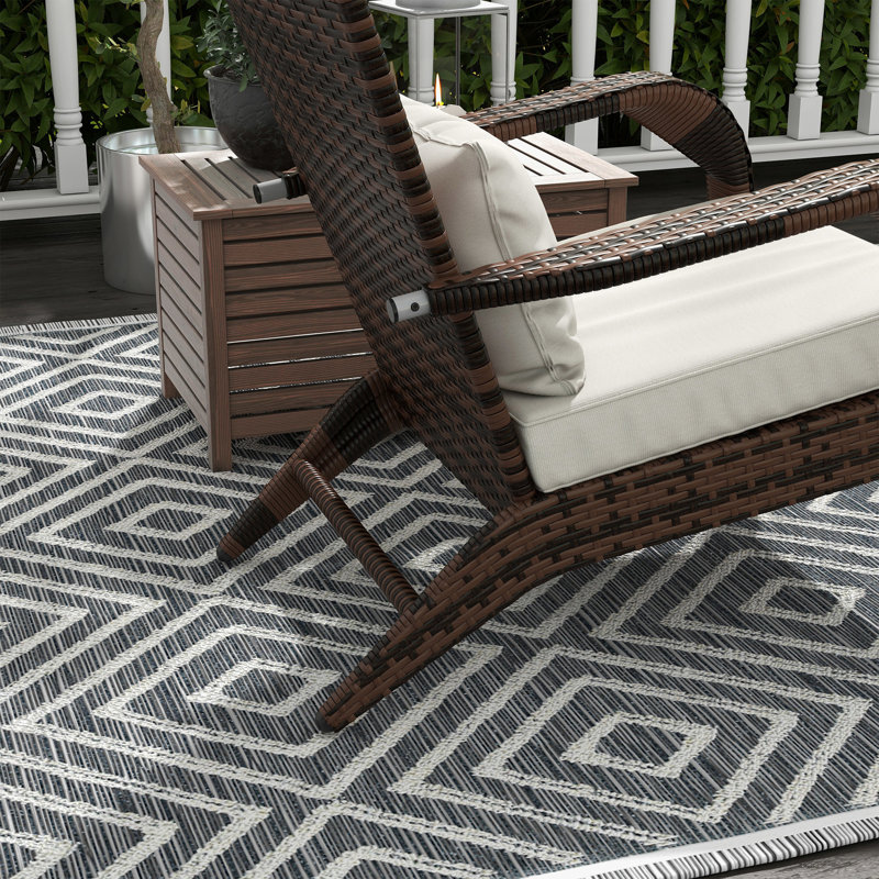 Chaise et blanc crème. Confortable pour la terrasse, le patio et le jardin. Dossier haut avec. Mobilier d'extérieur toutes saisons pour terrasse blanche