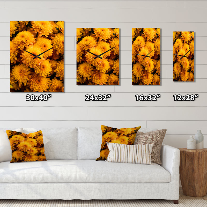 Horloges murales jaunes sur un champ de chrysanthèmes au lever du soleil II, Très grand