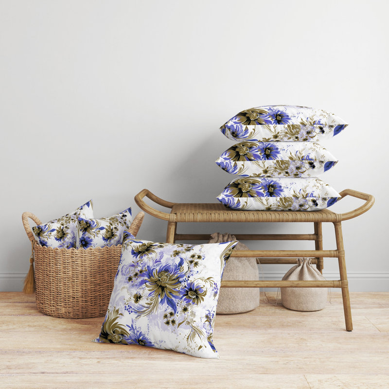 Coussin décoratif intérieur / extérieur à motif floral Delightful Wildflowers, H 26 po x l 26 po, Bleu / blanc / vert floral