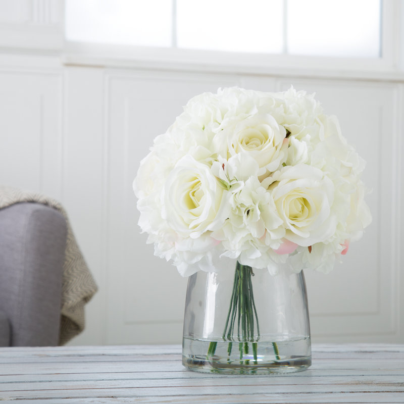 Arrangement floral avec vase - Accent réaliste avec 10 hortensias et 11 roses dans un contenant en verre transparent avec de l'eau artificielle