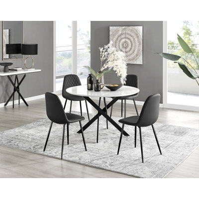 Ensemble repas pour quatre personnes