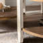 Petite table basse avec rangement double couche, chevet de style rétro pour le salon et balcon ou chambre à coucher en bois massif de conception polyvalente, assemblage simple
