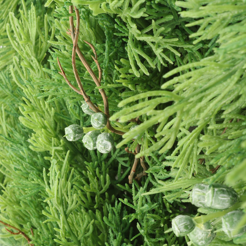 Couronne de genévrier de 22 pouces avec baies vertes réalistes et brindilles brunes, décoration de Noël réaliste à porte d'entrée, parfaite pour les fêtes et le charme de tous les jours