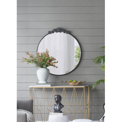 Miroir rond de conception classique avec cadre d'inspiration baroque pour la salle de bain