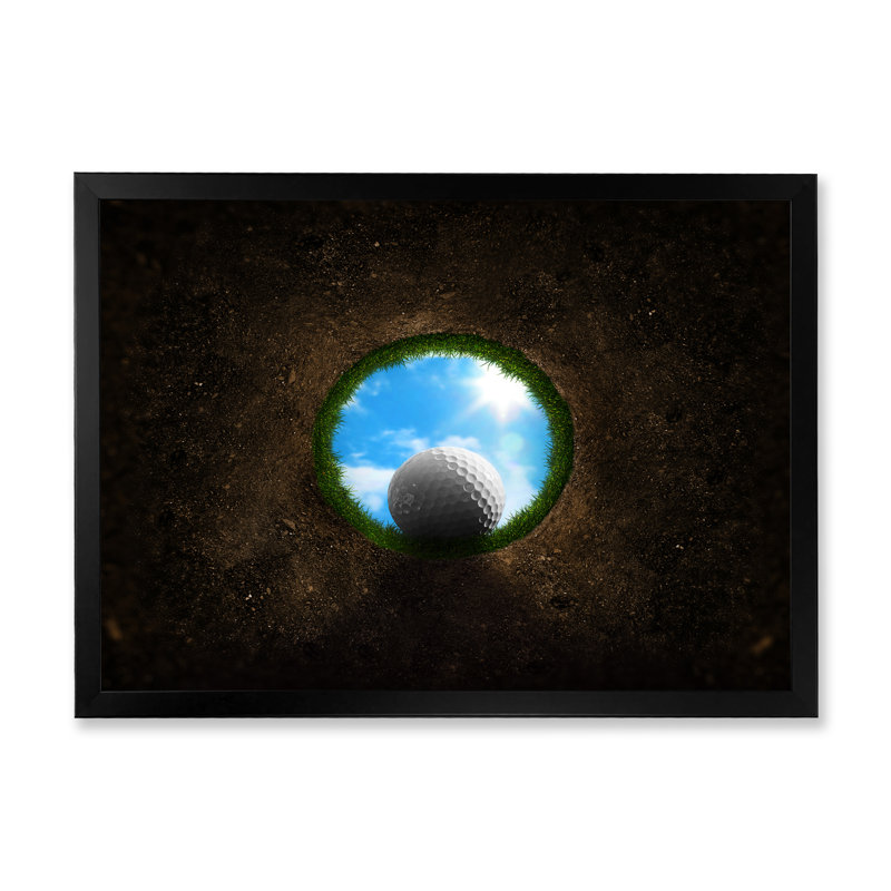 «Golf Ball Falling Into», reproduction sur toile, Cadre d'angle fermé noir, H 8 po x l 12 po x P 1 po