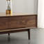 Table basse moderne et minimaliste en bois massif avec rangement-927611613