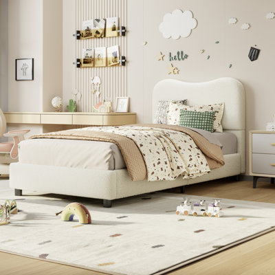 Structure de lit plateforme tapissier grand format avec tête de lit Cloud sans entraves, coins arrondis à profil bas, support à lattes en bois, lit robuste silencieux, aucun sommier tapissier requis