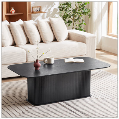 Élégante table basse avec plateau décoratif en bois de chêne vieilli et structure en métal robuste, parfaite pour les espaces de vie modernes et pratiques.