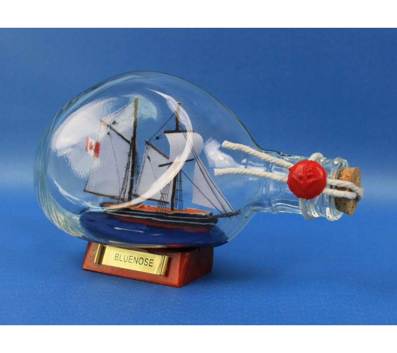 Le modèle de voile est livré dans une bouteille Elim