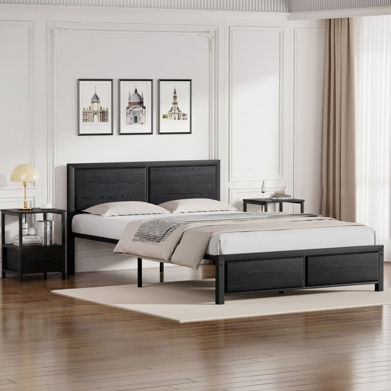 Ensemble de chambre à coucher 3 pièces Laurea, cadre de lit industriel avec 2 tables de chevet, lit plateforme en métal avec tête et pied de lit en bois, ensemble de mobilier de chambre de ferme avec tables de bout rechargeables, 2 prises CA et 2 ports USB, aucun sommier nécessaire