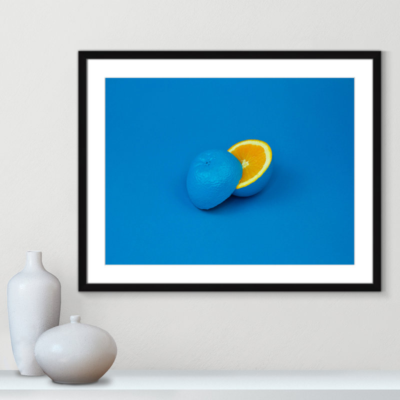 Pop orange en bleu par Davisuko, H 23,5 po x l 29,5 po x P 1,25 po, Papier avec cadre noir, Blanc