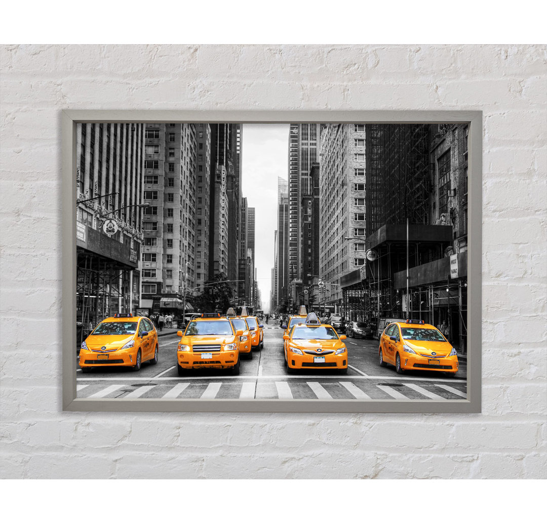 Yellow Cab Line Up Streets - Einzelbildrahmen Kunstdrucke auf Leinwand