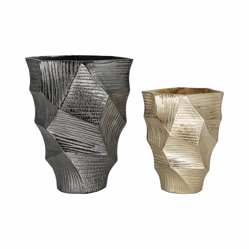 Vase en métal Juneau, Doré, H 9 po x l 7 po x P 7 po