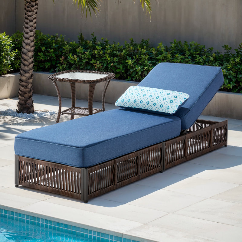 Chaise longue d'extérieur réglable en osier avec table d'appoint Clybourn, Bleu