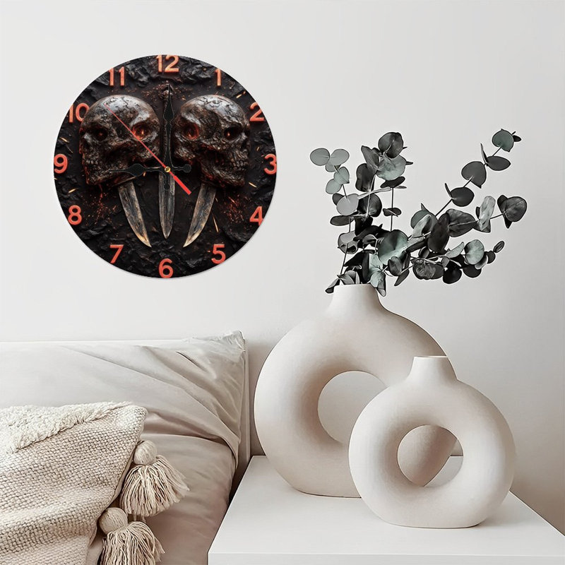 Horloge crâne féroce avec poignards