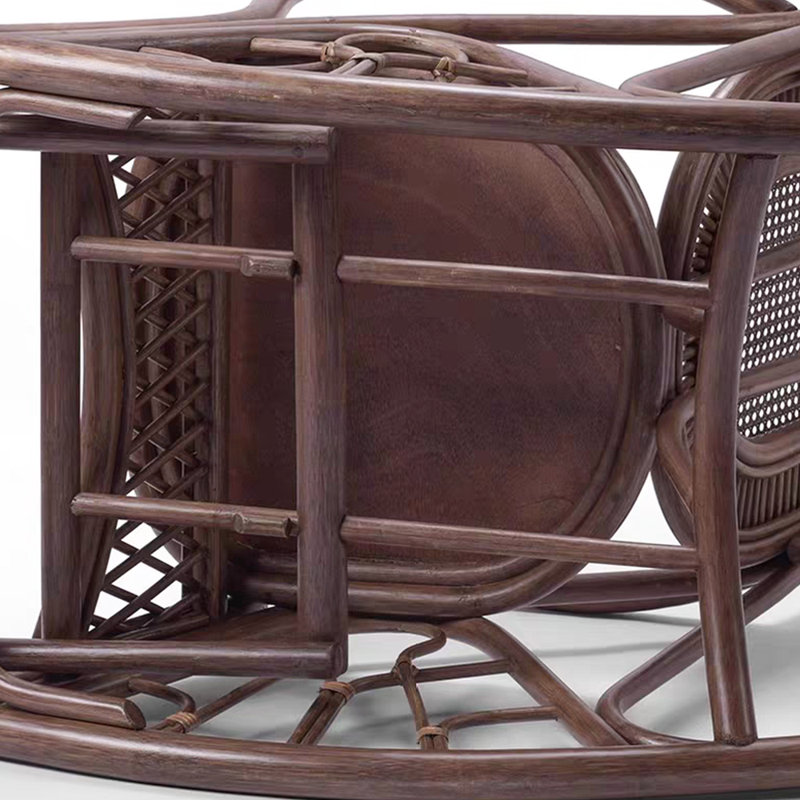 Chaise berçante tissée en rotin