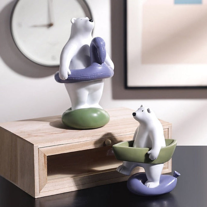 Mignonne statue d'ours avec tube de natation en mauve
