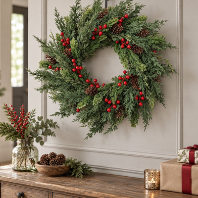 Couronne de Noël de 55 cm (21,7 po) en faux cèdre et cyprès, ornée de grappes de baies rouges et de pommes de pin naturelles - Décoration de porte et de mur pour les fêtes