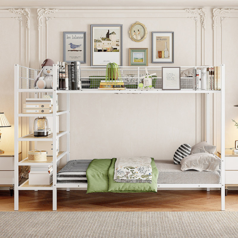Lit simple superposé au-dessus d'un lit double moderne avec tablettes de rangement à 5 niveaux, structure en métal peu encombrante en blanc