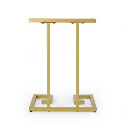 Table de bout en forme de C Modern Glam - structure en fer doré, plateau en verre trempé, éléments de style grec