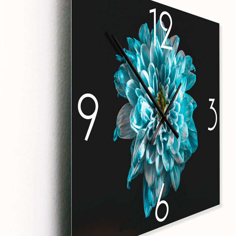 Gros plan d'une horloge murale avec fleurs et pétales, Petit