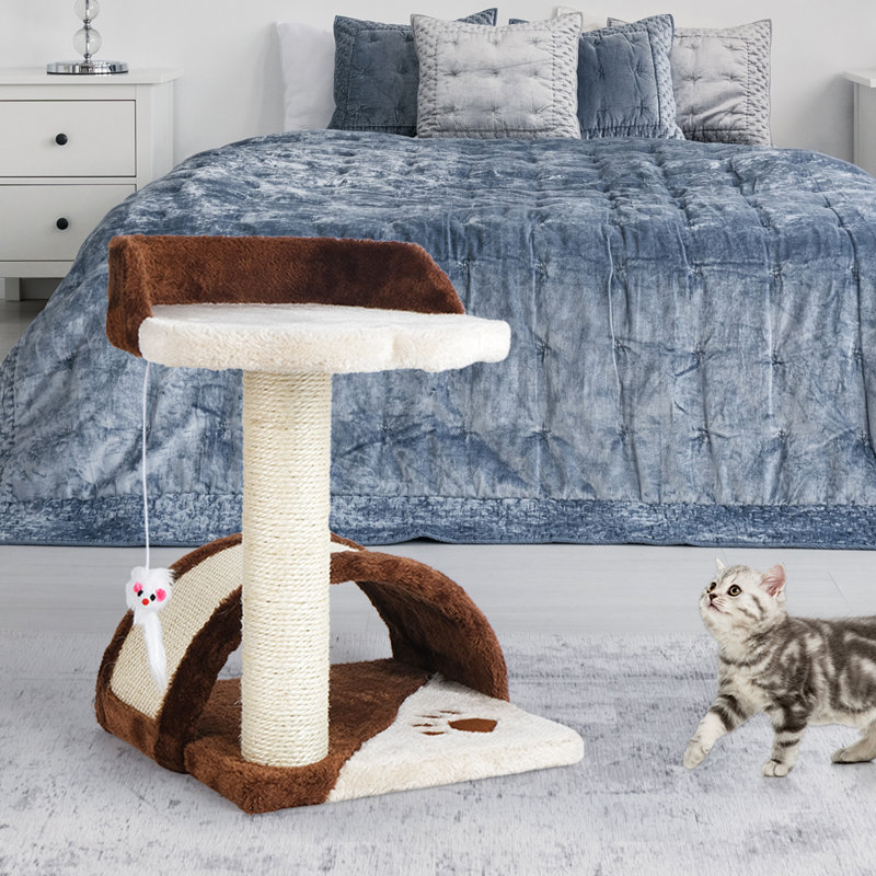 Arbre à chat avec plume de chat