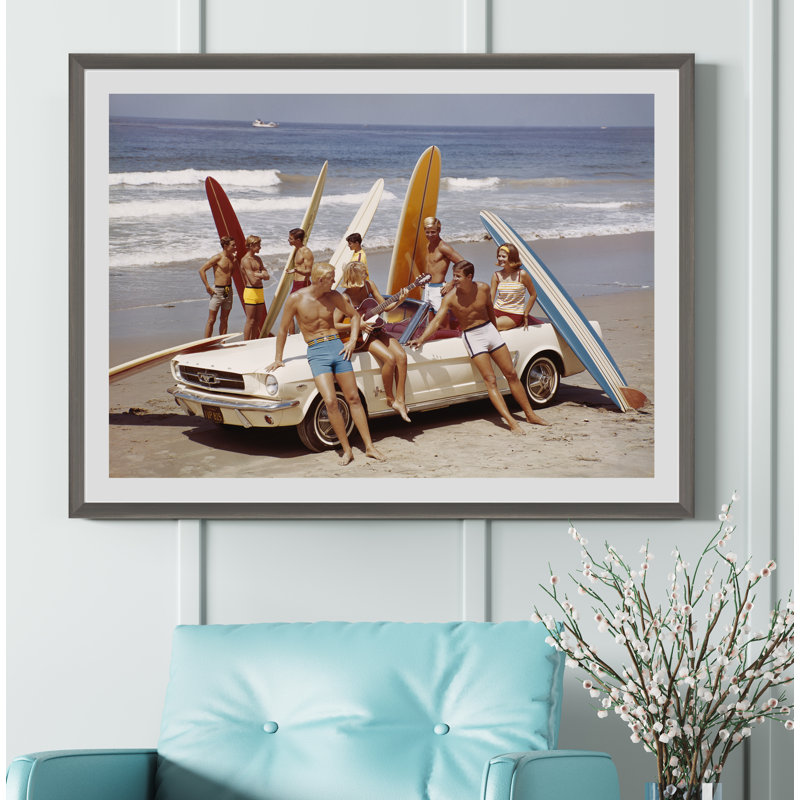 «Friends Have Fun on Beach» par Getty Images - Reproduction de photo sur papier encadrée