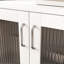 Armoire de rangement de salon en blanc avec 2 portes en verre et une tablette réglable, des portes fonctionnelles compactes. Tablette de rangement. Utilisation polyvalente comme garde-manger ou armoire d'entrée. Fabrication stable