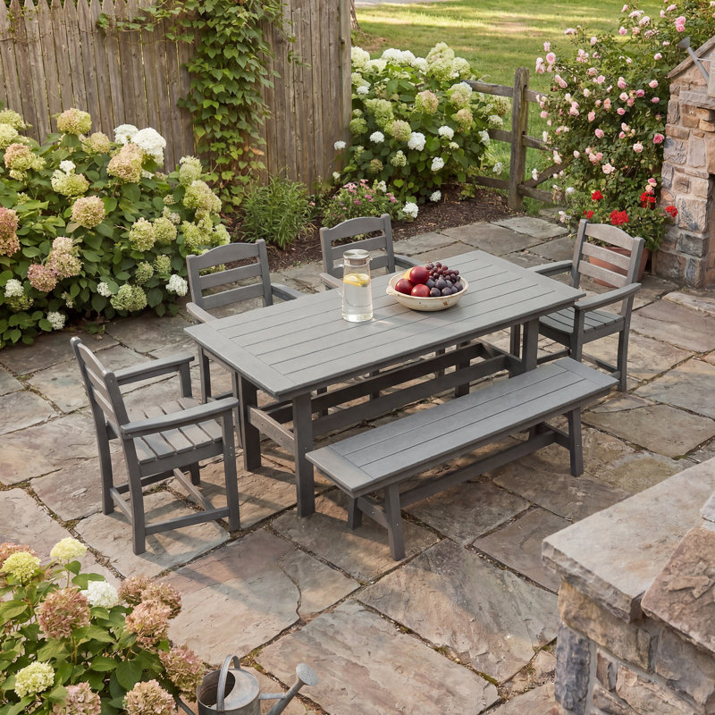 Ensemble de salle à manger de patio 6 pièces en PEHD gris avec table, banc, 2 fauteuils et 2 chaises d'appoint, mobilier de jardin résistant aux intempéries avec trou pour parasol