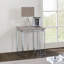 Table de bout carrée avec base en métal, chêne naturel et chrome