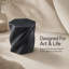 Table d'appoint en forme de pétale en fibre de verre noire - table d'appoint sculpturale 19,7 po avec base à racines torsadées et capacité de 300 lb