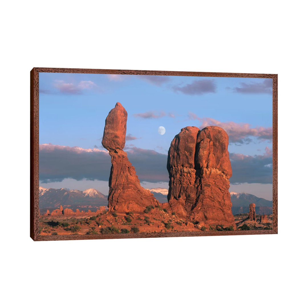 Mond über dem Balanced Rock, Arches National Park, Utah von Tim Fitzharris - Galerie-verpackte Leinwand Giclée