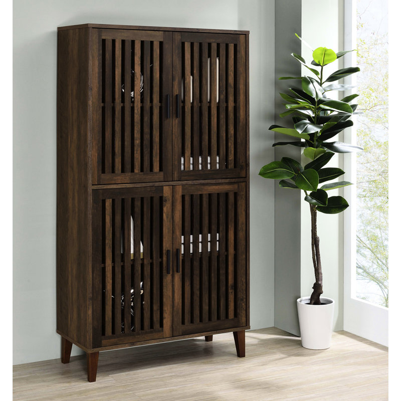 Armoire décorative haute en pin foncé à 4 portes, attrait rustique, tablettes réglables, armoire fonctionnelle pour maisons transitionnelles en pin, motifs complexes, influence asiatique, solution de rangement en bois Modern Living