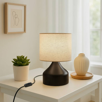 Lampe de table moderne, couleur crème, 12,6 po x 5,5 po | Fabrication 100% métal, hauteur: 12,6 pouces | Douille E27, 40 W maximum, câble de 59,1 po | Design scandinave, parfait pour la décoration de la maison ou du bureau, élégant et fonctionnel