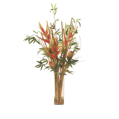 Heliconia and Protea avec feuillage de bambou dans un grand vase carré
