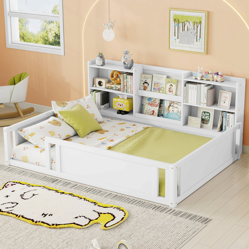 Lit plateforme en bois avec barrière de sécurité et tablettes de rangement latérales pratiques, base de lit pour enfant peu encombrante