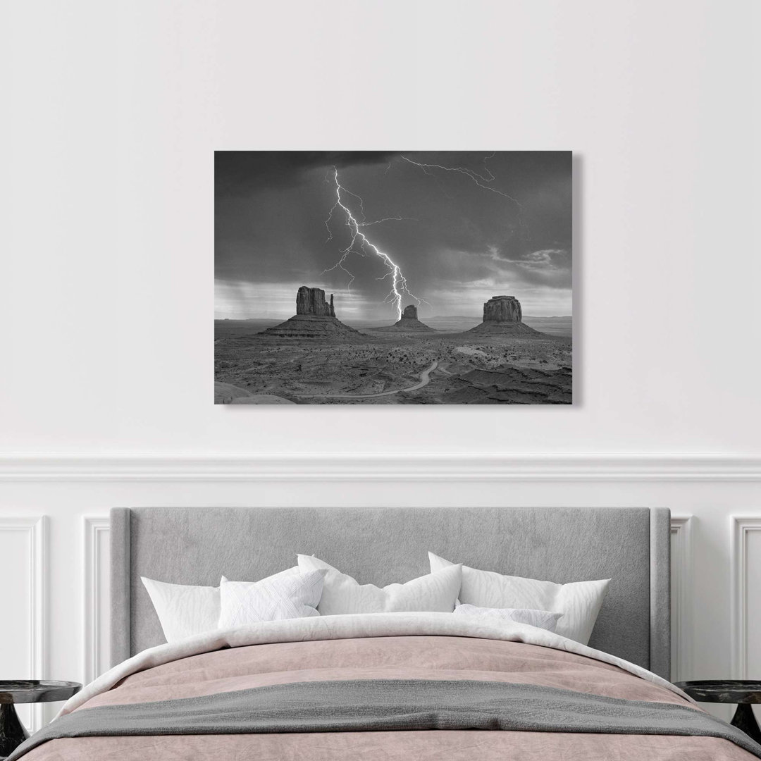 Sturm auf Monument Valley, Utah (B&W) von Pangea Images - Leinwanddrucke