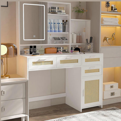 Coiffeuse de maquillage avec lumières en 3 couleurs et miroir ouvert, bureau de coiffeuse avec 4 tiroirs et 1 armoire et tablettes, commode de coiffeuse en rotin, pour la chambre à coucher