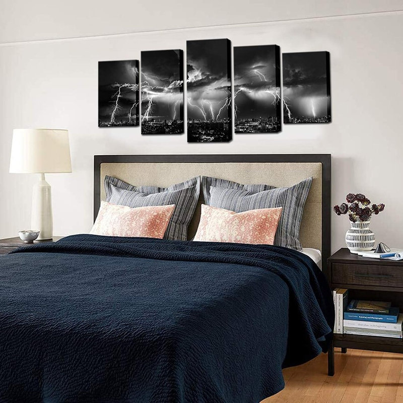 Tableau mural orage en noir et blanc, décor sur toile représentant un paysage nocturne dramatique de nuages ​​et de ville.