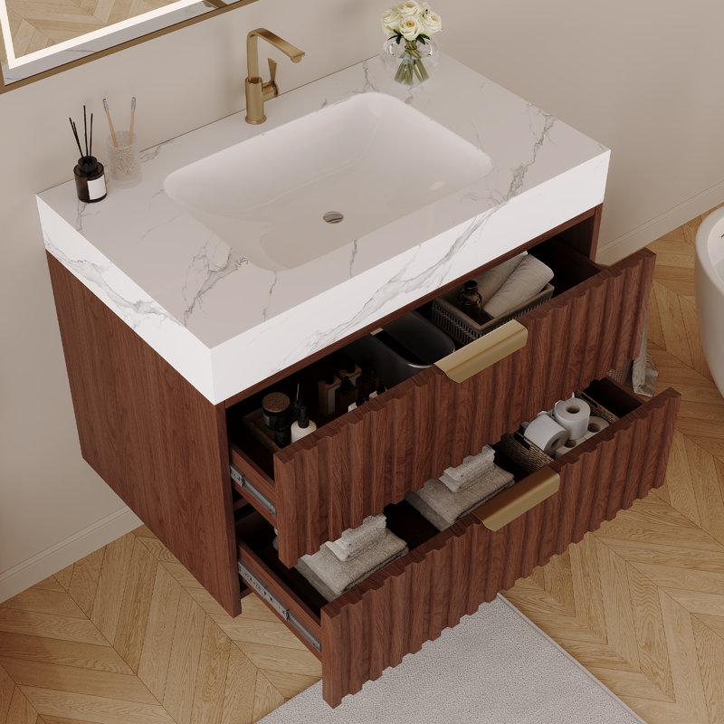 Meuble-lavabo mural simple de 76 cm (30 po) en noyer cannelé, avec lavabo en céramique et comptoir en pierre frittée blanche veinée.