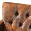 Chaise moderne en microfibre à boutons, brune, avec coutures en losange, garniture cloutée et pieds en bouleau-116844716