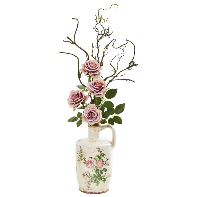 Arrangement floral de roses artificielles dans un vase