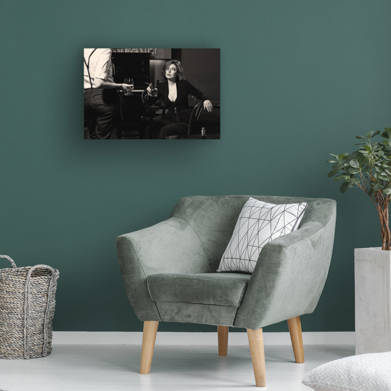Photographe au bar, art sur toile, H 16 po x l 24 po