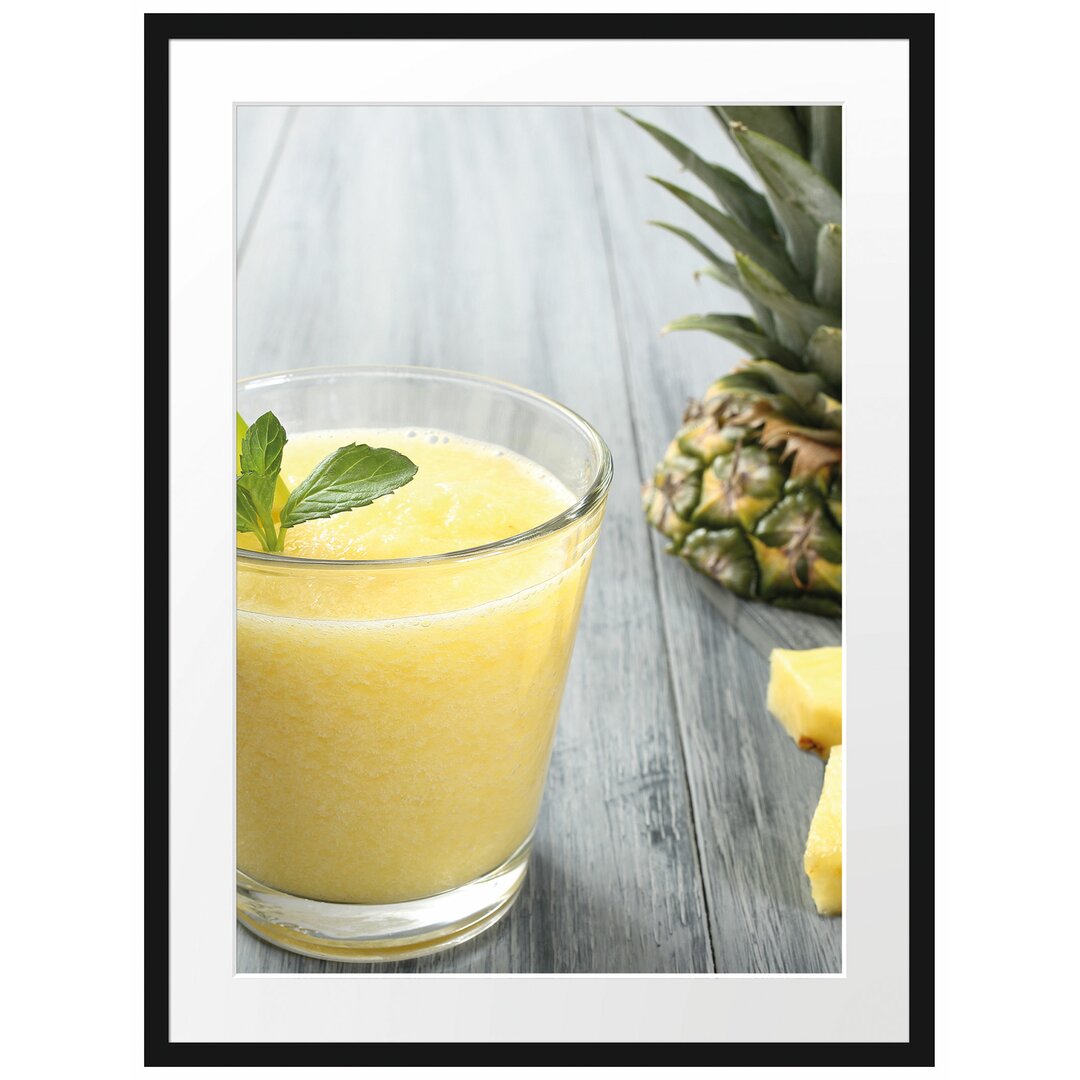 Gerahmtes Poster Ananas Cocktail auf Holztisch