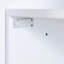 Lit escamotable simple avec tablettes ouvertes et tiroirs de rangement, armoire encastrée et table