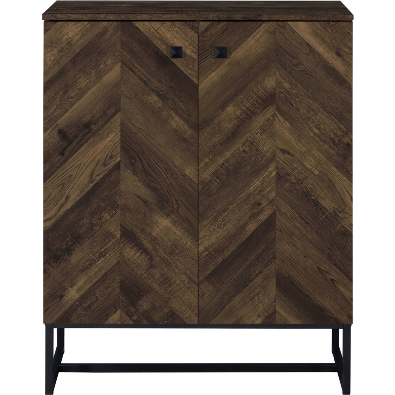 Armoire d'appoint autoportante à 4 tablettes au fini chêne rustique, carré bronze industriel, deux portes à chevrons pour le rangement des entrées en chêne, finition à profondeur visuelle
